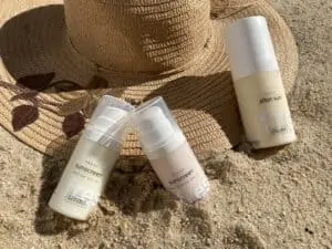 Blogartikel Natürlicher Sonnenschutz - Hut im Sand mit Sonnencreme