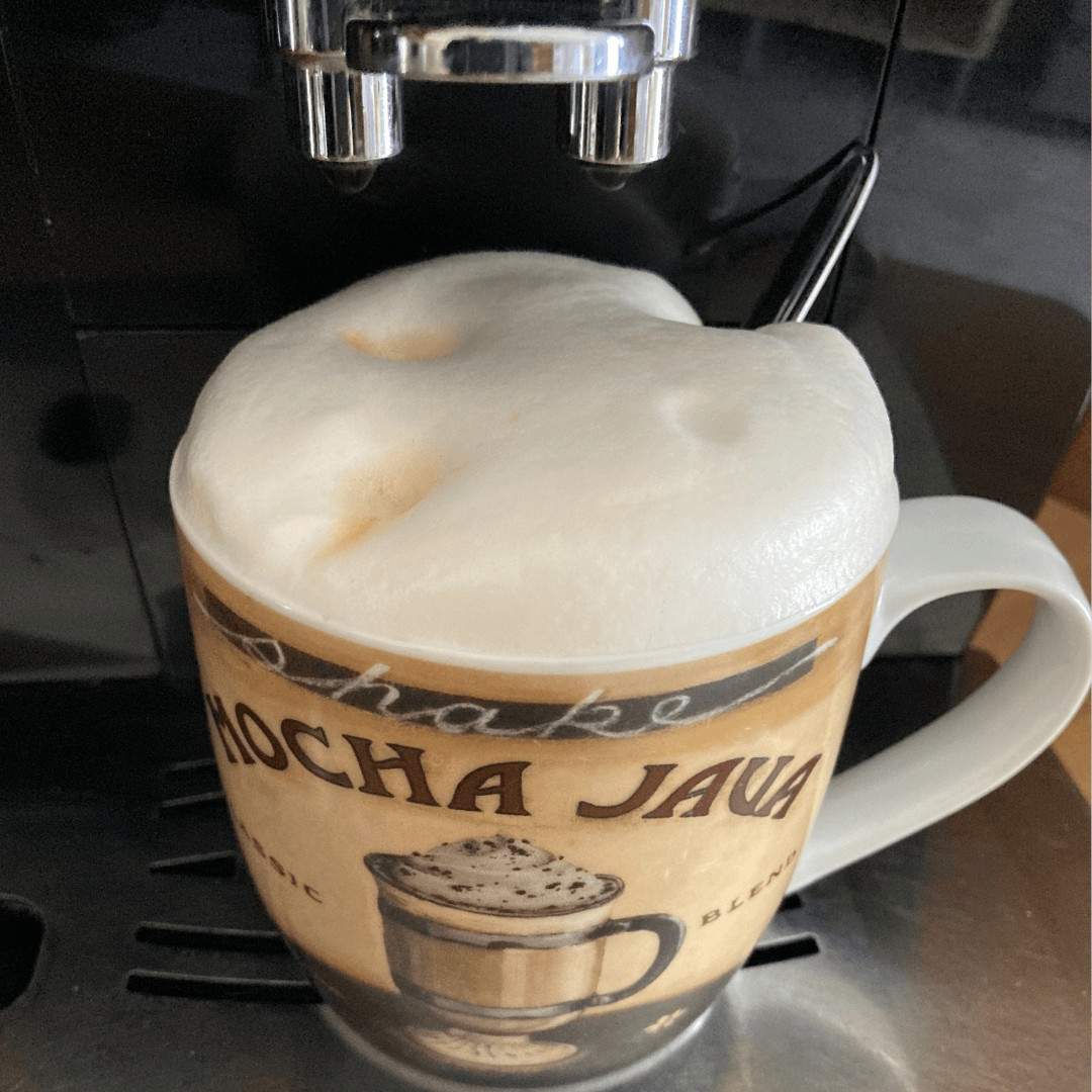 12 von 12 im April 2022 - Kaffee unter Kaffeemaschine