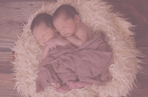 Beitragsbild Blogartikel Stoffwindeln für Zwillinge und Geschwister - Schlafende Zwillingsbabys 