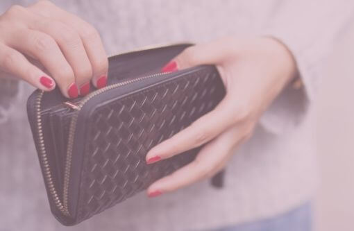 Beitragsbild Blogartikel Stoffwindeln günstiger und besser für deinen Geldbeutel - Frauenhände mit geöffnetem Geldbeutel