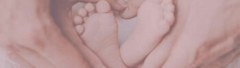 Beitragsbild Blogartikel Stoffwindeln besser für die Gesundheit - Hände um Babyfüße