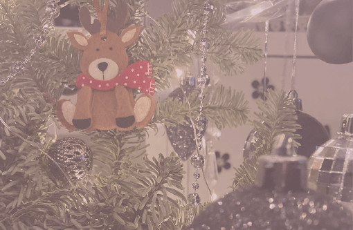 Beitragsbild Blogartikel Stressfreie Weihnachtszeit mit Baby - Nahaufnahme von geschmücktem Weihnachtsbaum