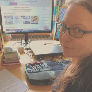 Frau vor dem PC - Blogartikel Mein Weg zur Stoffwindelberaterin