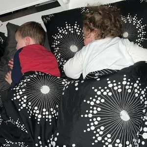 12 von 12 im Mai 2022 - Schlafende Kinder im Elternbett