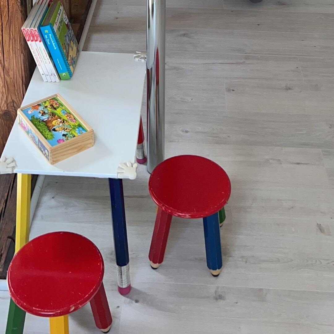 12 von 12 im Juni 2022 - Kindertisch mit kleinen Hockern, Büchern und Puzzelwürfeln