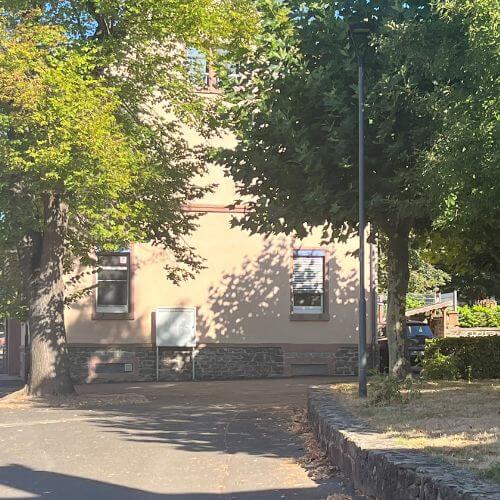 Blogartikel 12 von 12 im August 2022 - Blick auf die Gemeindeverwaltung der Stadt Echzell - Haus mit Bäumen davor