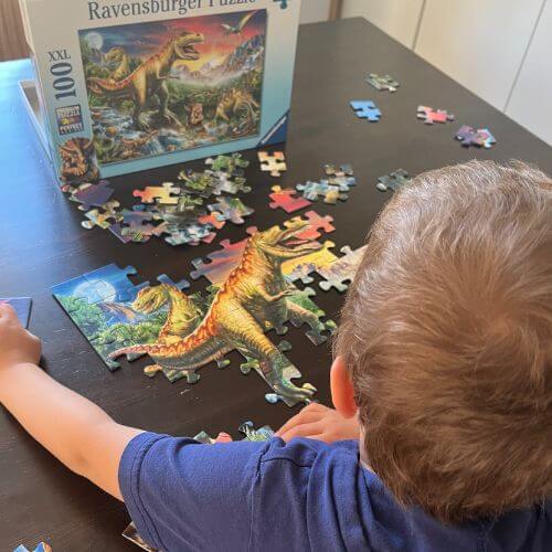 12 von 12 im August 2022 - Junge beim Dino-Puzzle
