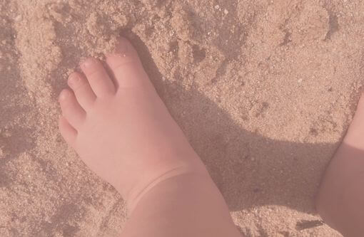 Beitragsbild Blogartikel Stoffwindeln im Sommer - Nackte Kleinkindfüße im Sand