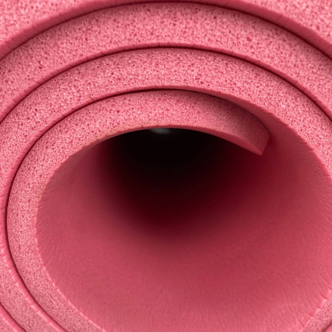 12 von 12 im September 2022 - Nahe Frontansicht einer pinkfarbenen Gymnastikmatte