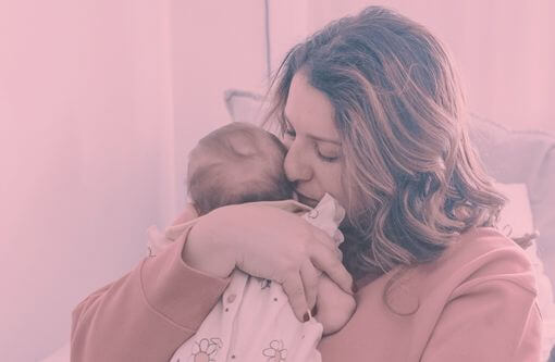 Beitragsbild Blogartikel Kuscheln für Babys - Mama mit Baby auf dem Arm