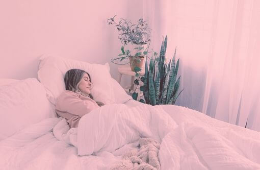 Beitragsbild Blogartikel Nachhaltiges Wochenbett - Frau im Bett