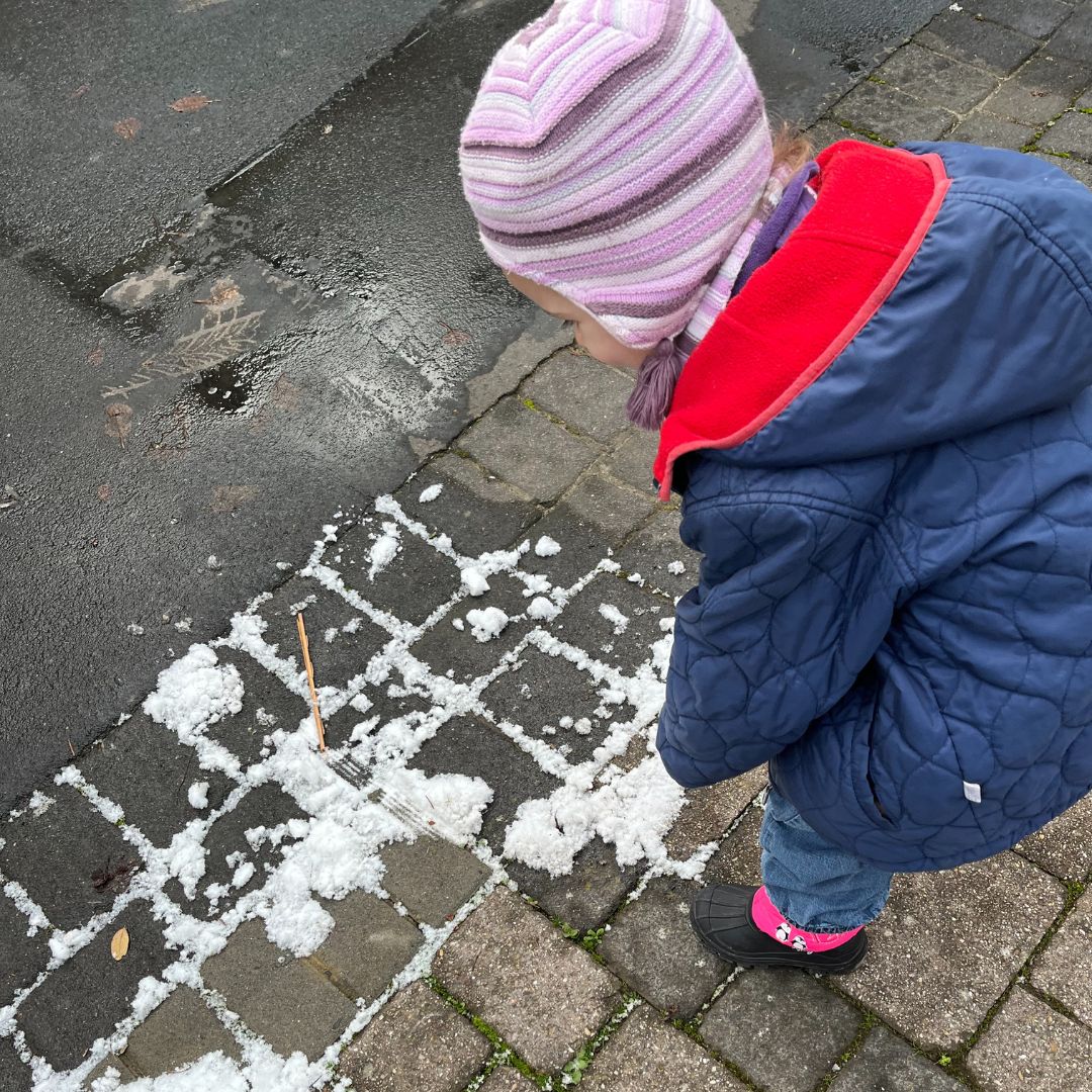 12 von 12 im Dezember 2022 - Kind begutachtet das letzte bisschen Schnee auf der Straße