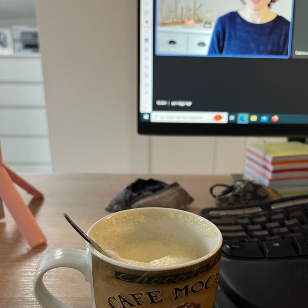 12 von 12 im Dezember 2022 - Kaffeetasse vor dem Bildschirm beim Online-Meeting mit Anna Glück