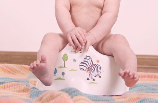 Beitragsbild Blogartikel Kind beim Trockenwerden begleiten - Baby auf Töpfchen
