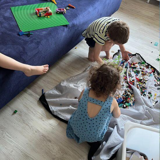 12 von 12 im Juni 2023 - Kinder spielen mit Legosteinen