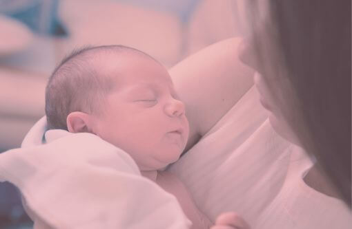 Beitragsbild Blogartikel So wird dein Zuhause kindersicher und kinderfreundlich - Baby auf dem Arm der Mutter