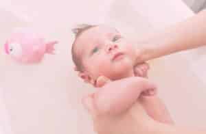 Baby beim Baden