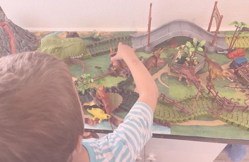 Beitragsbild Blogartikel Freies Spiel - Junge mit Dinos