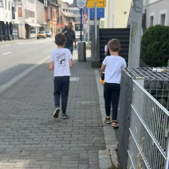 12 von 12 im Juli 2024 - Zwei Jungs auf dem Weg zum Sport 