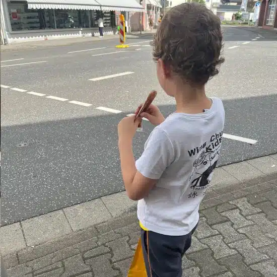 12 von 12 im Juli 2024 - Junge isst ein Wassereis