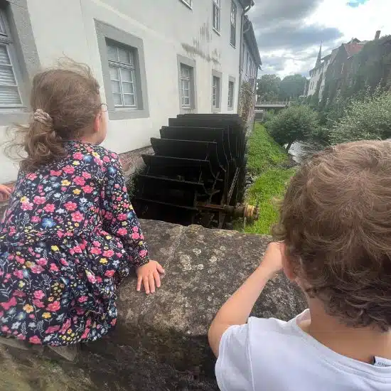 12 von 12 im Juli 2024 - Kinder vor einem Wasserrad