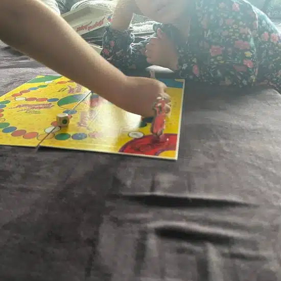 12 von 12 im Juli 2024 - Kinder mit Brettspiel