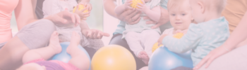 5 Babys sitzen mit ihren Müttern und Bällen im Kreis
