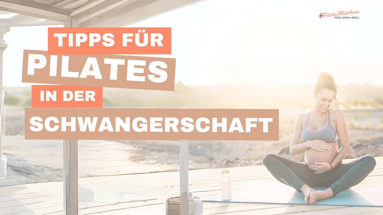 Schwangere Frau sitzt auf einer Yogamatte und daneben befindet sich die Überschrift "Tipps für Pilates in der Schwangerschaft"