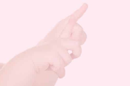 Zwei Babyhändchen mit nach oben gerichteten Zeigefingern